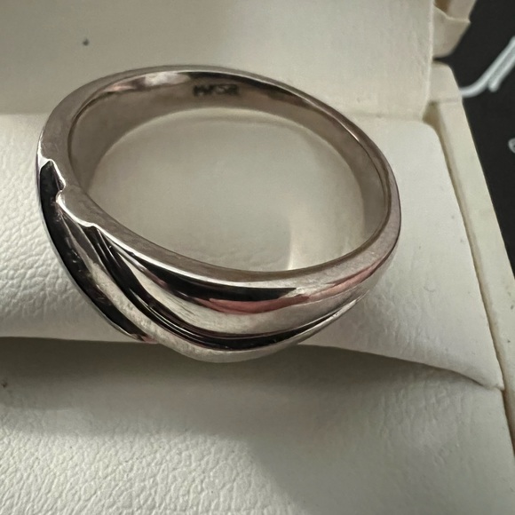 Very nice mens wedding band. - Picture 2 of 2
